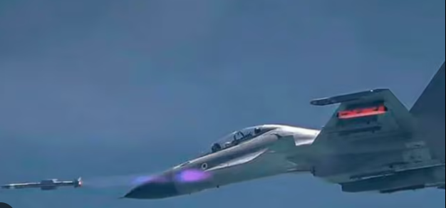 DRDO & IAF Successfully Conduct Flight-Test of Indigenous Astra BVRAAM Missile from Su-30 MKI in Odisha.