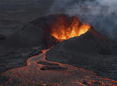 Russia’s Klyuchevskoy Volcano Erupts After Massive 8.8‑Magnitude Earthquake in Kamchatka.