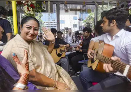 Delhi CM Rekha Gupta Relaunches 'U-Special' Bus Service for College Students.