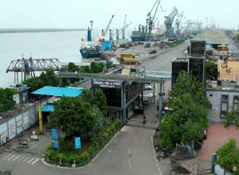 Kongsberg Maritime & Mandovi Drydocks sign pact to build India’s first electric tug at Deendayal Port under GTTP.